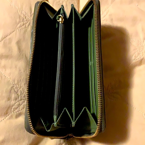 🪴EUC Patent Leather Zip Wallet🪴 - Picture 4 of 5